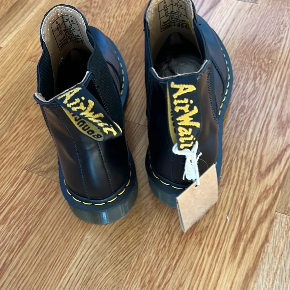 NWT Dr Martens Smooth Leather Chelsea Boots Size 8